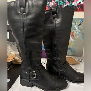 WOMEN’s black boots.